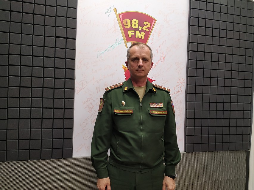 Полковник Павел Петрович Олексюк командует парадом на площади Куйбышева второй год подряд