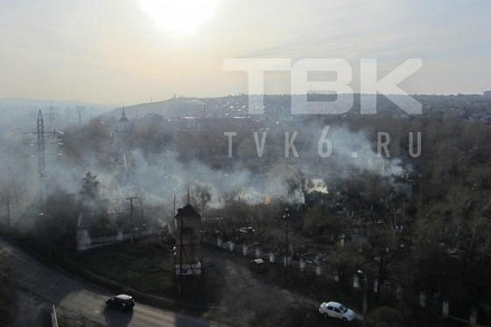 В Красноярске из-за мусора загорелось кладбище. Фото: ТВК