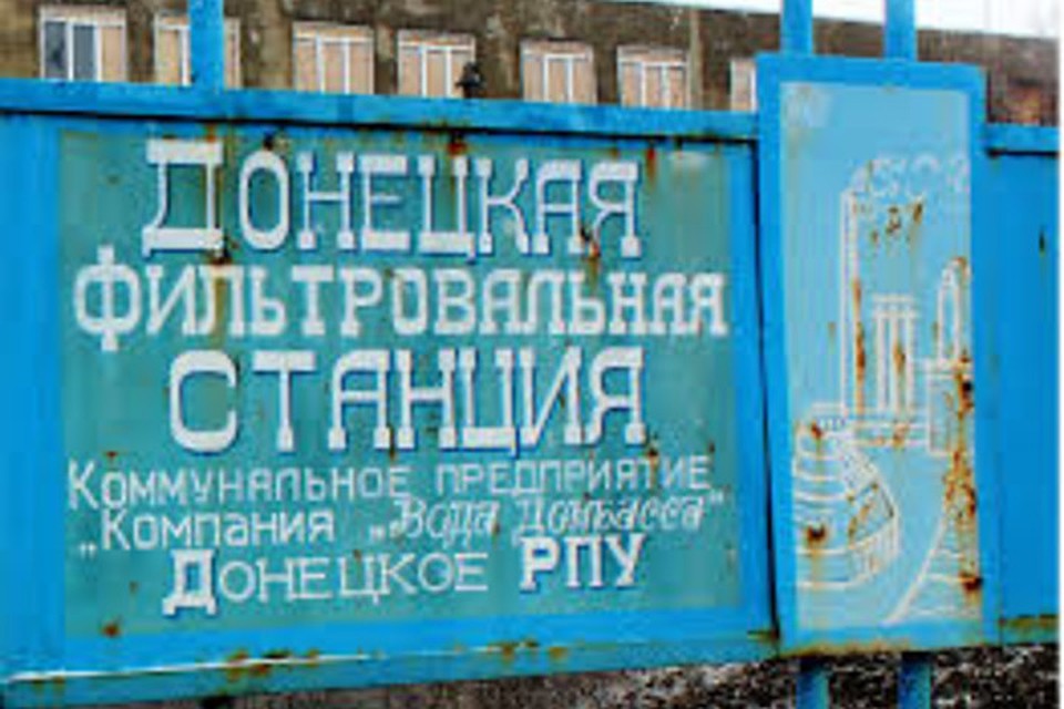 Огонь был открыт из украинских блиндажей с западной стороны автодороги. Применялся подствольный гранатомет. Разрыв гранаты произошел вблизи автобуса. Фото: vsednr.ru