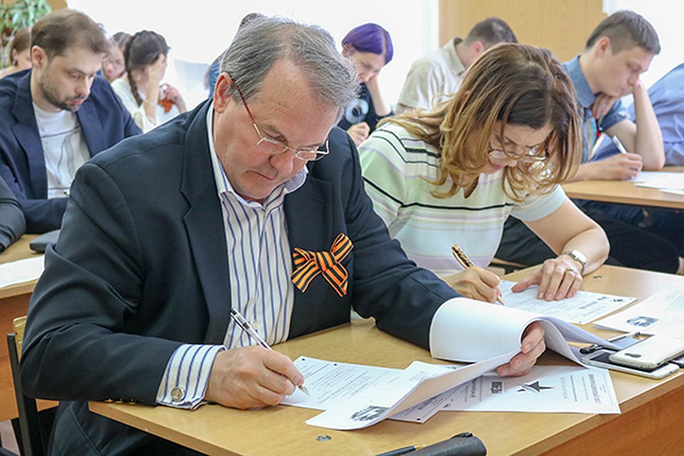 Задания вместе выполняли обычные граждане, чиновники, депутаты, политики и активисты
