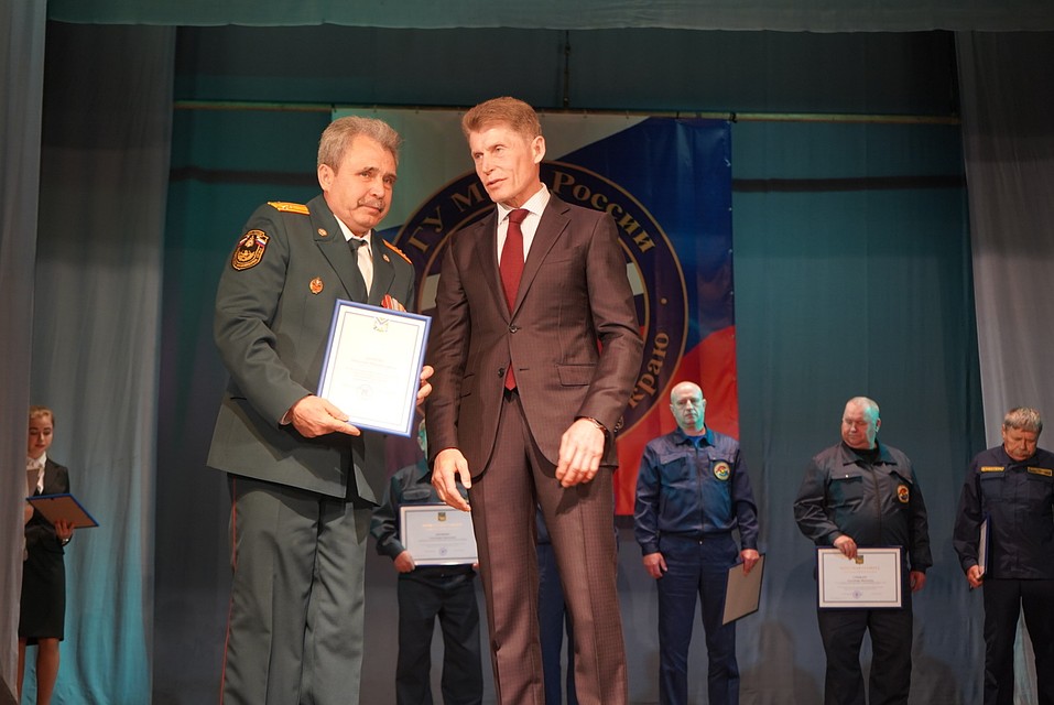 Лучшие пожарные края получили награды губернатора Приморья.