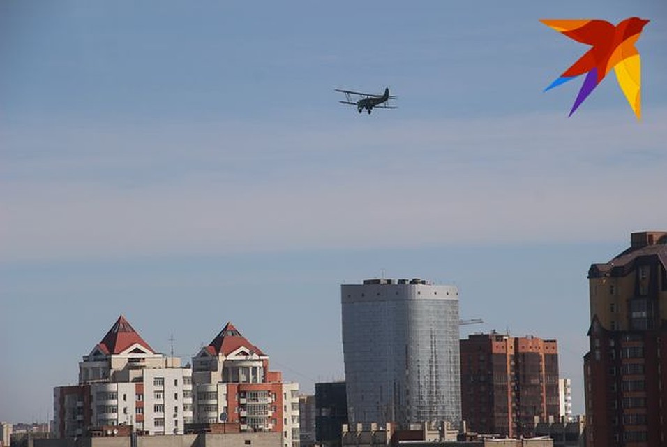 Над городом пролетели два старых самолета. Фото: Виктория МИНАЕВА