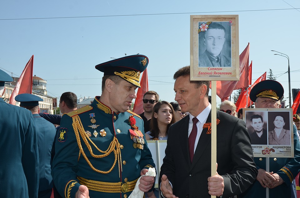 Владимир Сипягин с фотографией брата отца