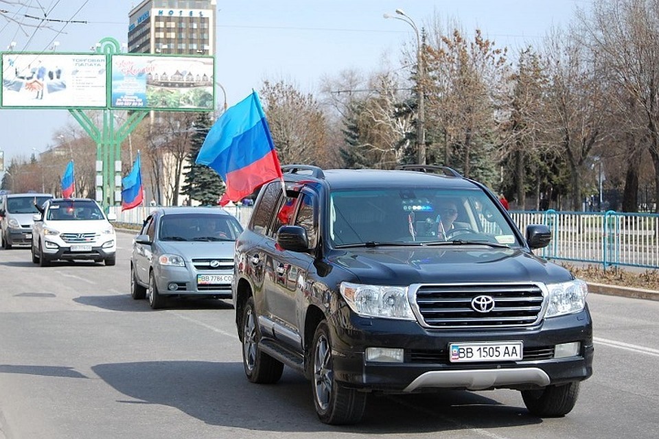 Перед началом пробега пару слов сказал его организатор депутат Народного Совета ЛНР Денис Колесников. Фото: lugradar.net