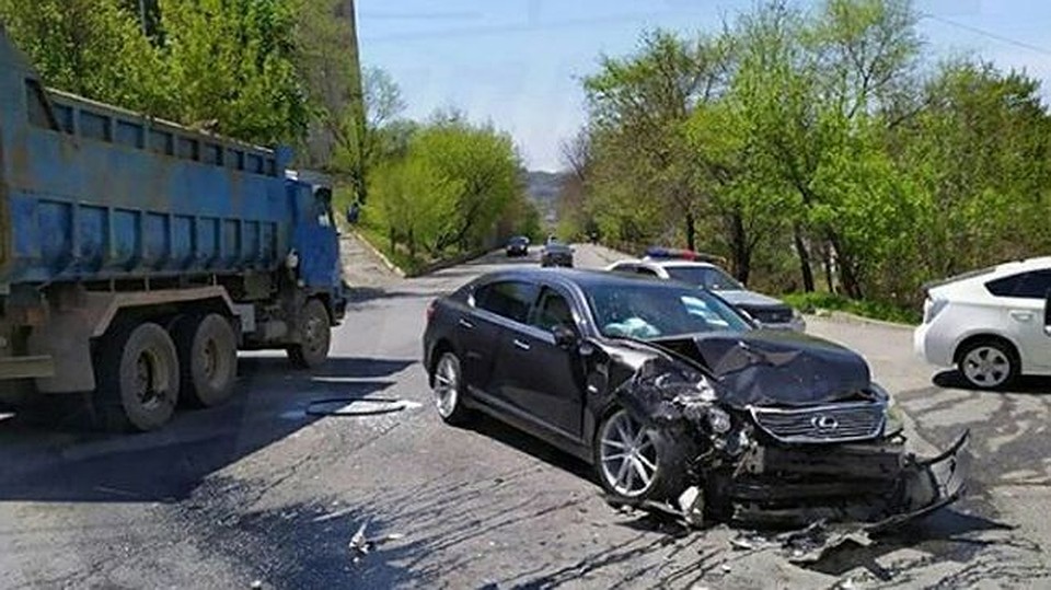 Серьезная авария случилась на Спиридонова. Фото: dps_vl; AK_VDK