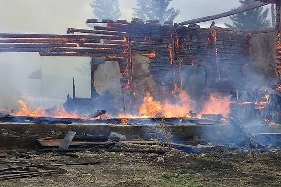 В Красноярском крае во время празднования Дня Победы загорелся сельский клуб. Фото: "Ирбейская правда"