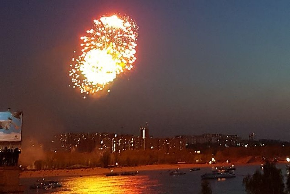Посмотреть салют на набережной прищли тысячи горожан. Фото: Даба ДАБАЕВ