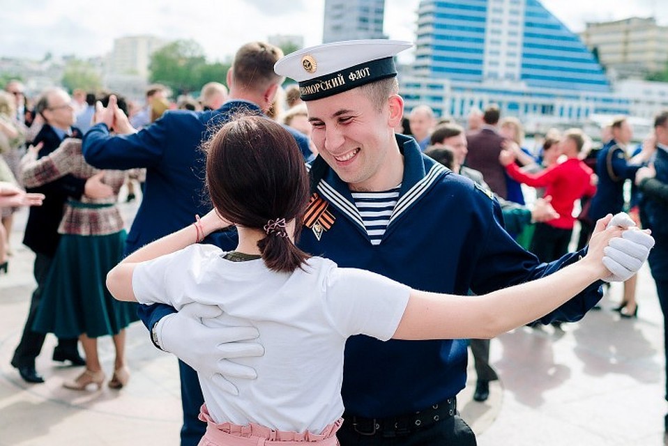 Лица озарили улыбки. Фото: пресс-служба Севастопольского бала