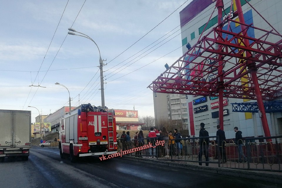 На местах работают представители спецслужб. Фото: vk.com/murmansk_dtp.