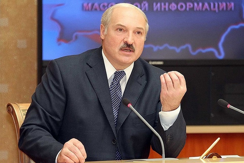 Александр Лукашенко раскритиковал пластиковую посуду и потребовал использовать все после Евроигр. Фото: belta.by.