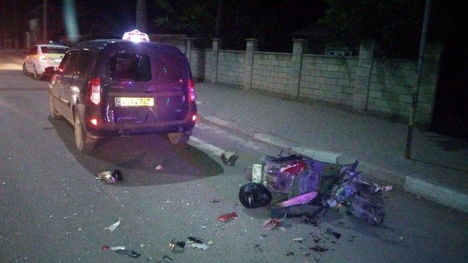 Подросток на мопеде врезался в автомобиль.