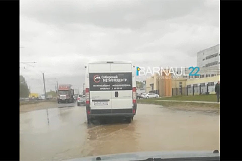 Водой затопило участок улицы Попова в Барнауле