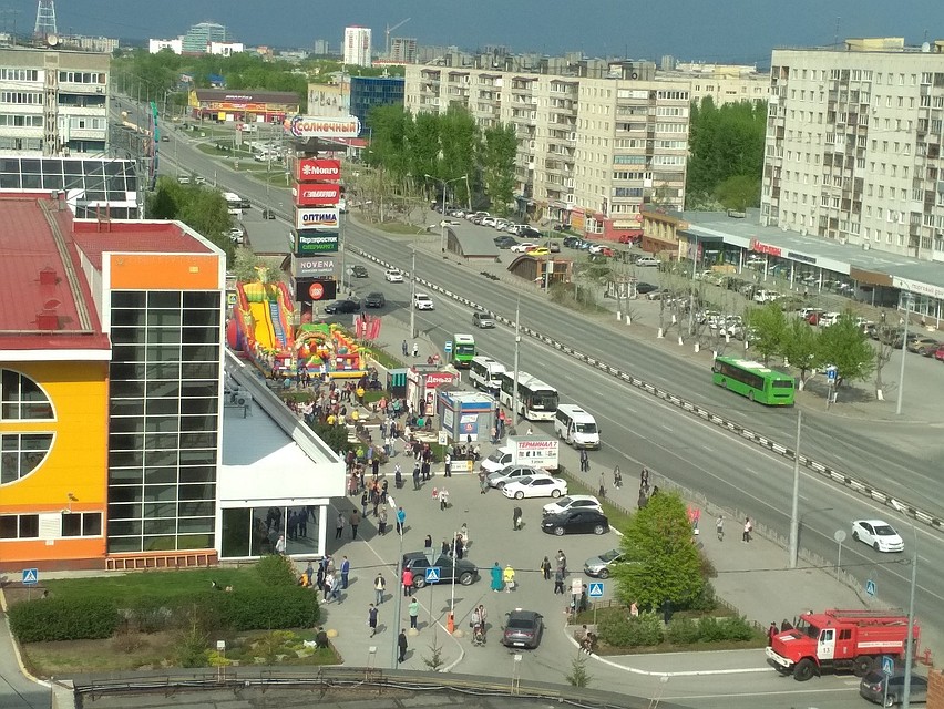 Сразу в нескольких центрах Тюмени всех людей экстренно вывели на улицу. Фото Юлия Зольникова vk.com