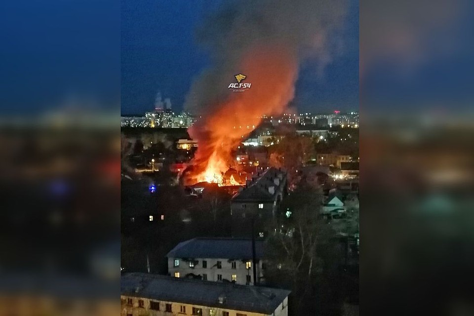 Дым от крупного пожара был виден издалека.