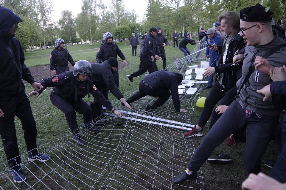В Екатеринбурге продолжается конфликт вокруг строительства храма на месте сквера у Драмтеатра.