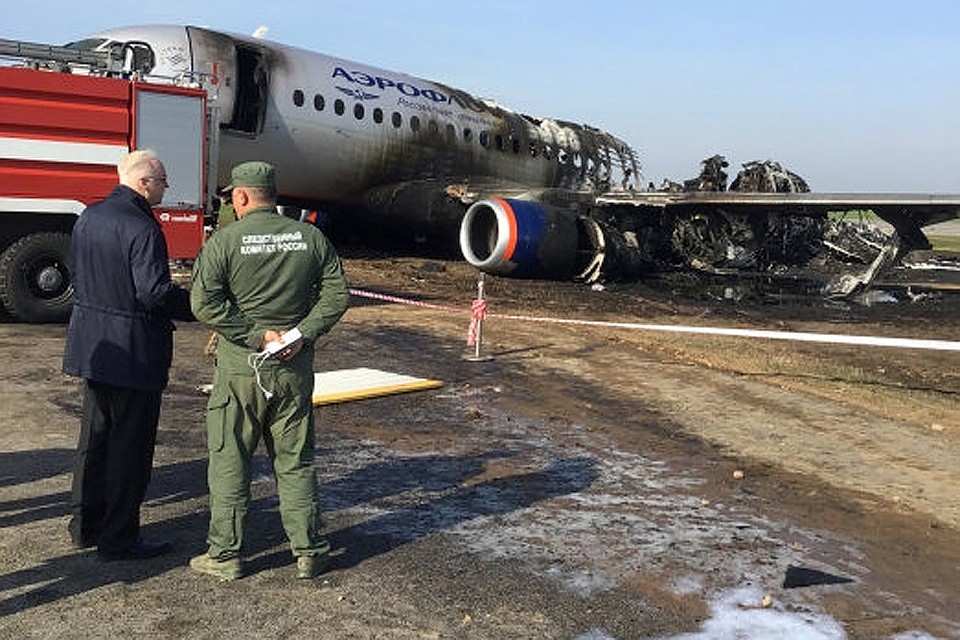 Сотрудники СК на месте пожара самолета "Сухой Суперджет", 6 мая 2019 г.