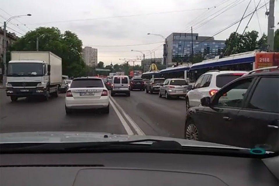 Для транспорта движущегося в направлении центра, открыли полосу по встречному направлению