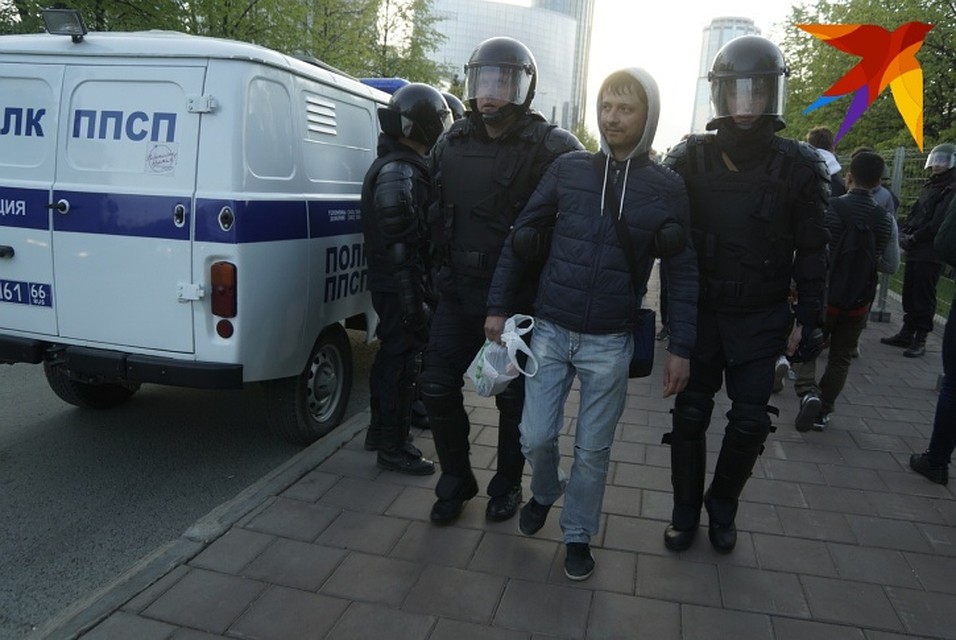 Полиция задержания пока не комментирует, не исключают, что их может быть больше.