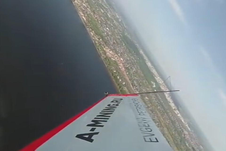Высший пилотаж из кабины летчика. Фото: скриншот с видео на страничке в "Фейсбуке" Дмитрия Миронова.