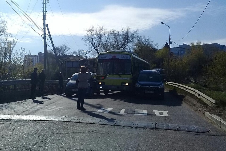 ДТП с участием автобуса и двух машин утром 17 мая в Иркутске: улица Байкальская заблокирована
