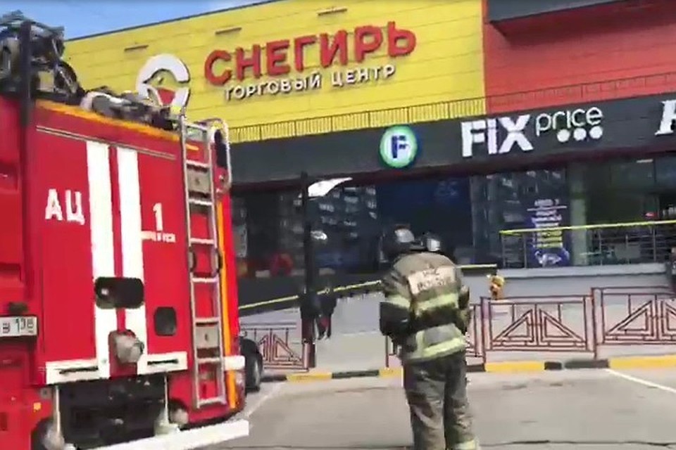Пожар потушили в торговом центре «Снегирь» в Иркутске. Фото: Лев Немировский.