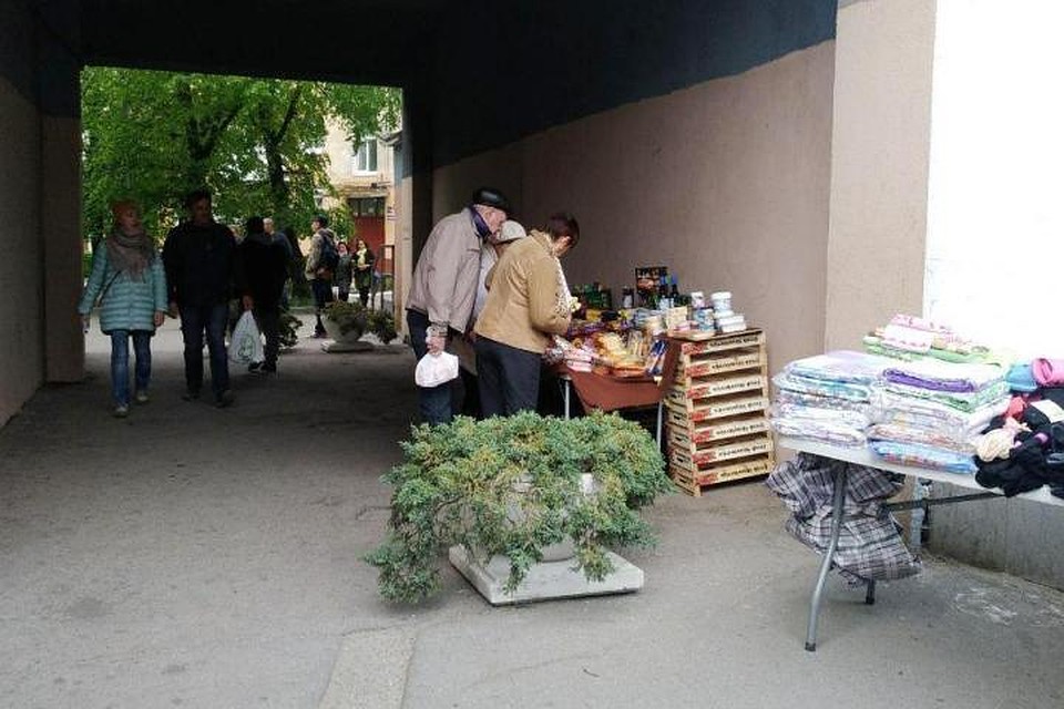 В арке на Ленинском проспекте продолжают торговать санкционкой. Фото сделано вечером в четверг, 16 мая.
