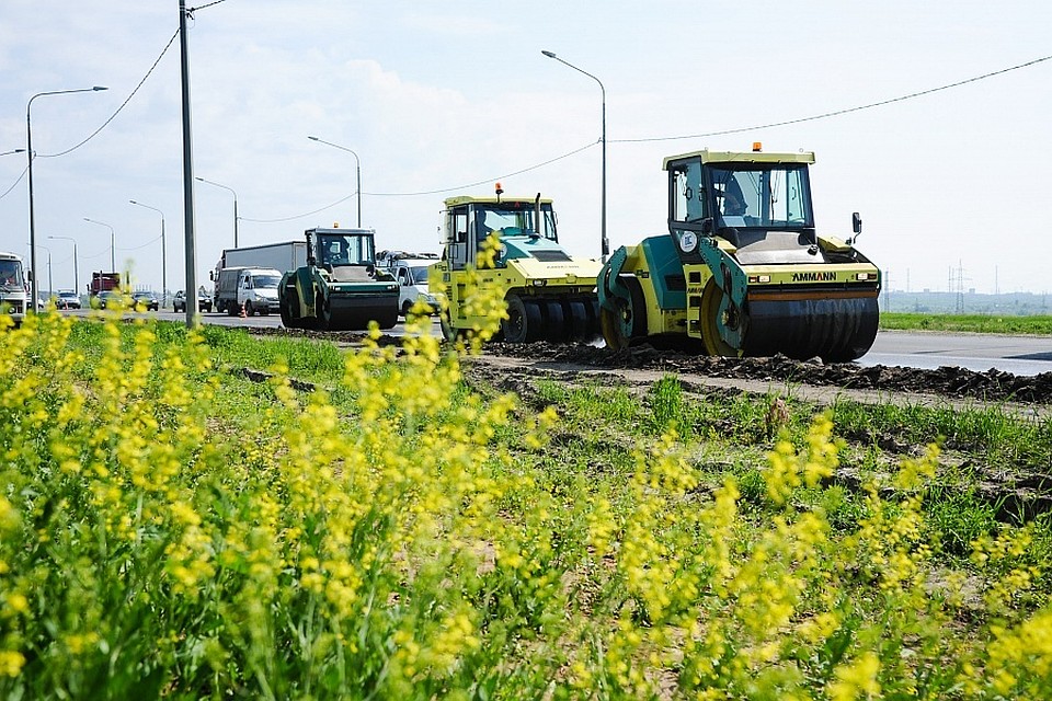 Дорожники работают на нескольких участках одновременно. Фото: АВО