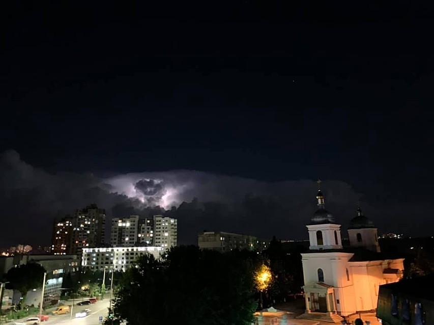 В Кишиневе уже видно приближении стихии. Фото: Рита Мельник.