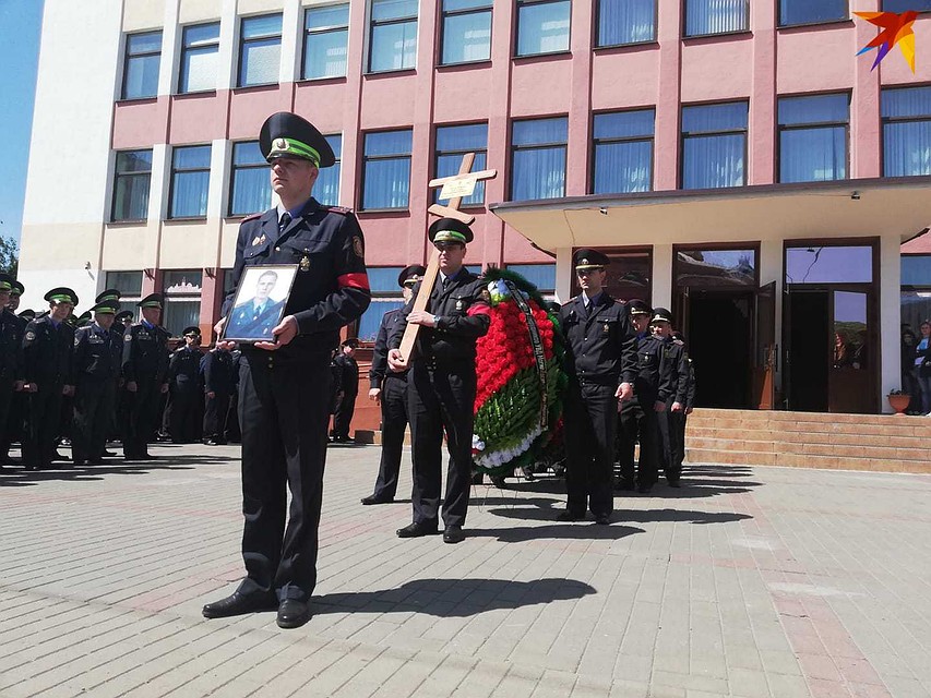 Лейтенанта милиции Евгения Потаповича хоронят с оркестром.