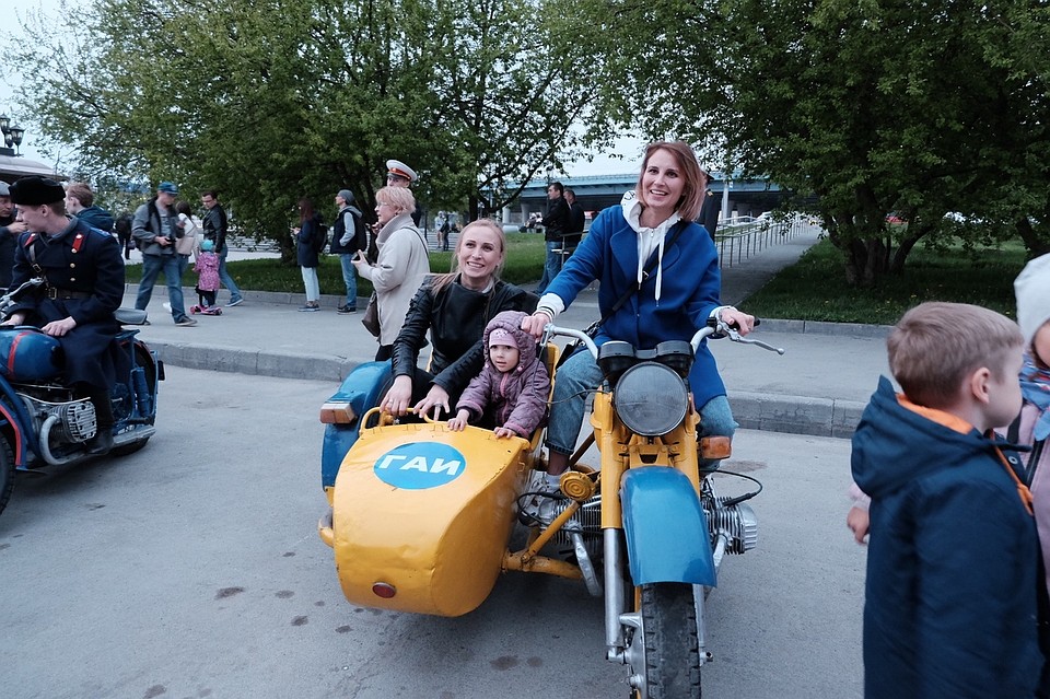 На набережной показали милицейские машины.
