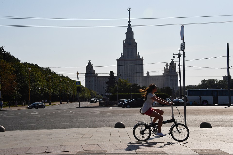 В Москве тепло и почти безоблачно