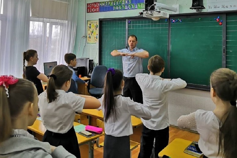 Губкинские школьники встали на «Зарядку со стражем порядка» Фото: 89.мвд.рф
