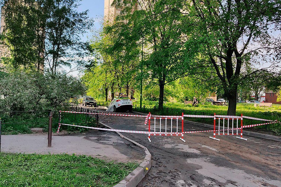 На юге Петербурга такси провалилось под асфальт в кипяток Фото: Антон Рымкус