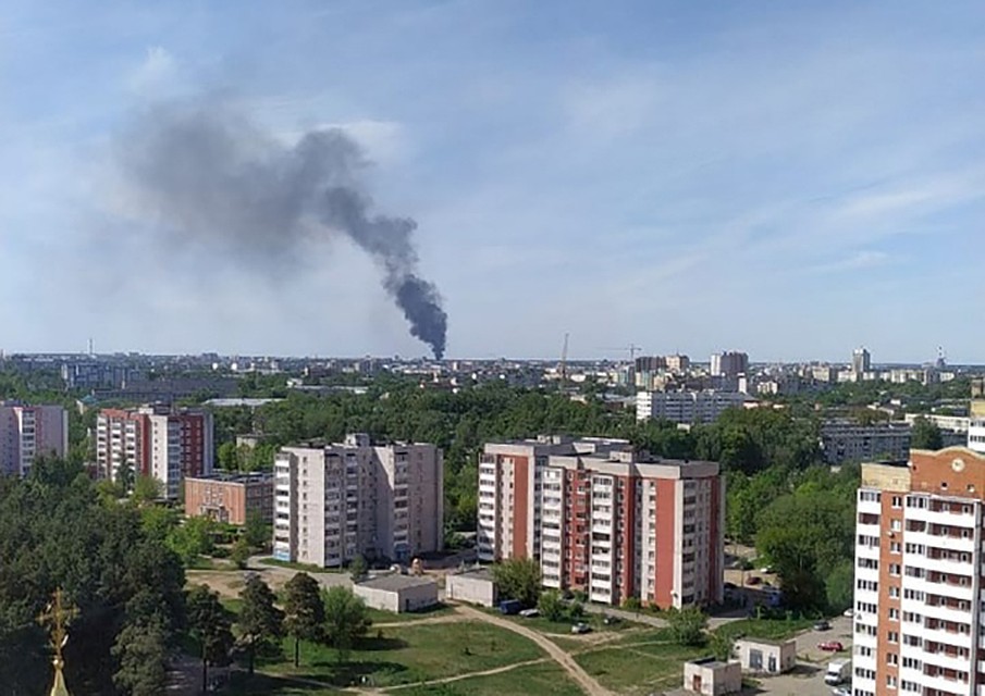 На заброшенной химбазе горит резина