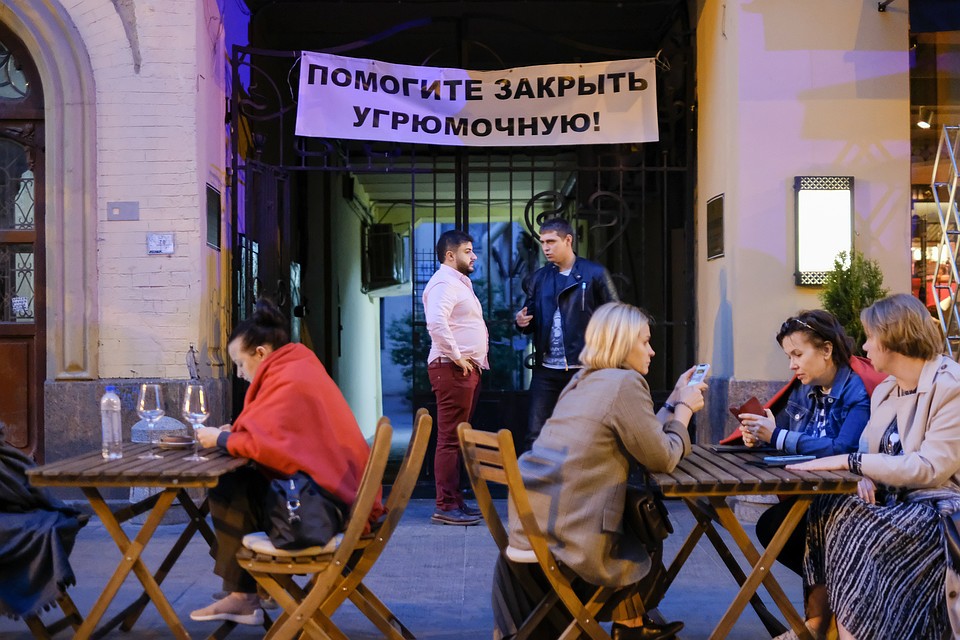 Инспекторы Смольного снесли 17 летних незаконных кафе в центре Петербурга