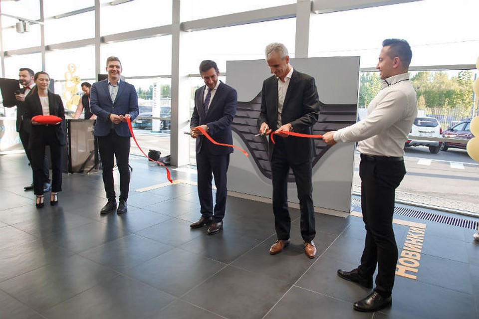 Торжественное открытие салона коммерческим директором Renault Россия Филиппом Тьер и управляющим директором направления Renault Эдуардом Маркманом. Фото из личного архива.