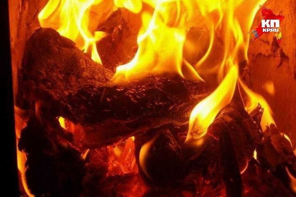 Предположительная причина пожара - неосторожное обращение с огнем.