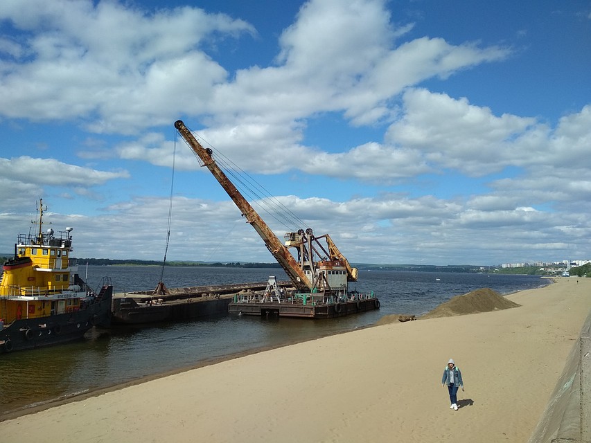 На городские пляжи активно завозят песок