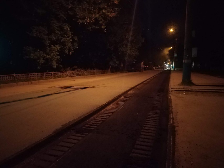 Работы ведут ночью, чтобы не создавать помех автомобилистам.