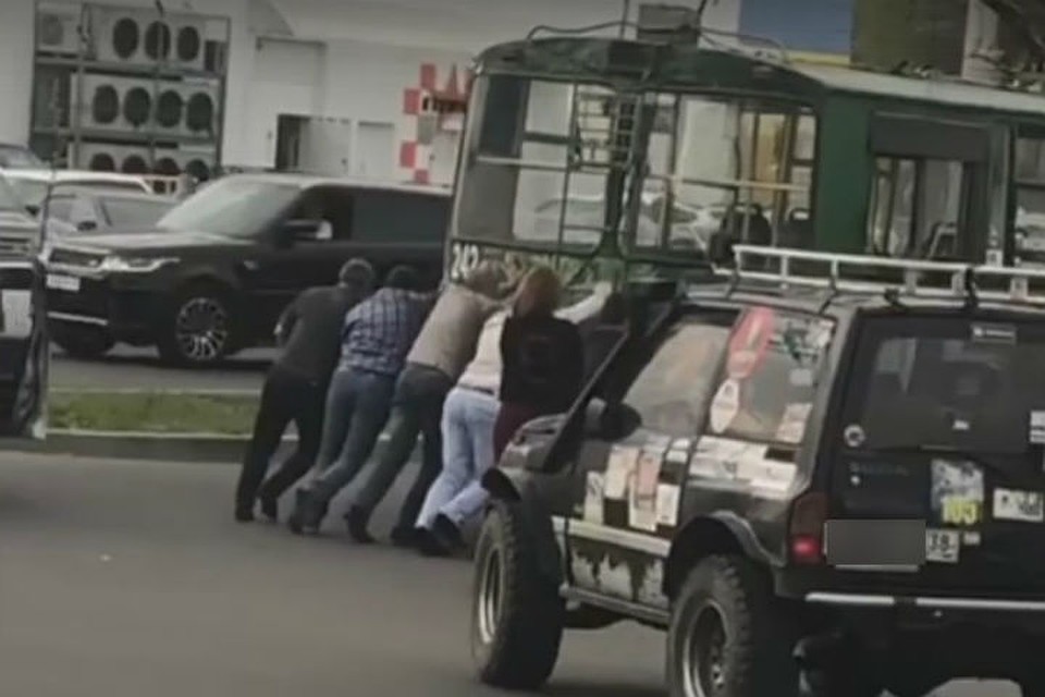 «Россия – мощь и сила»: как иркутяне толкали троллейбус в Юбилейном. Фото: группа "Инцидент Иркутск".