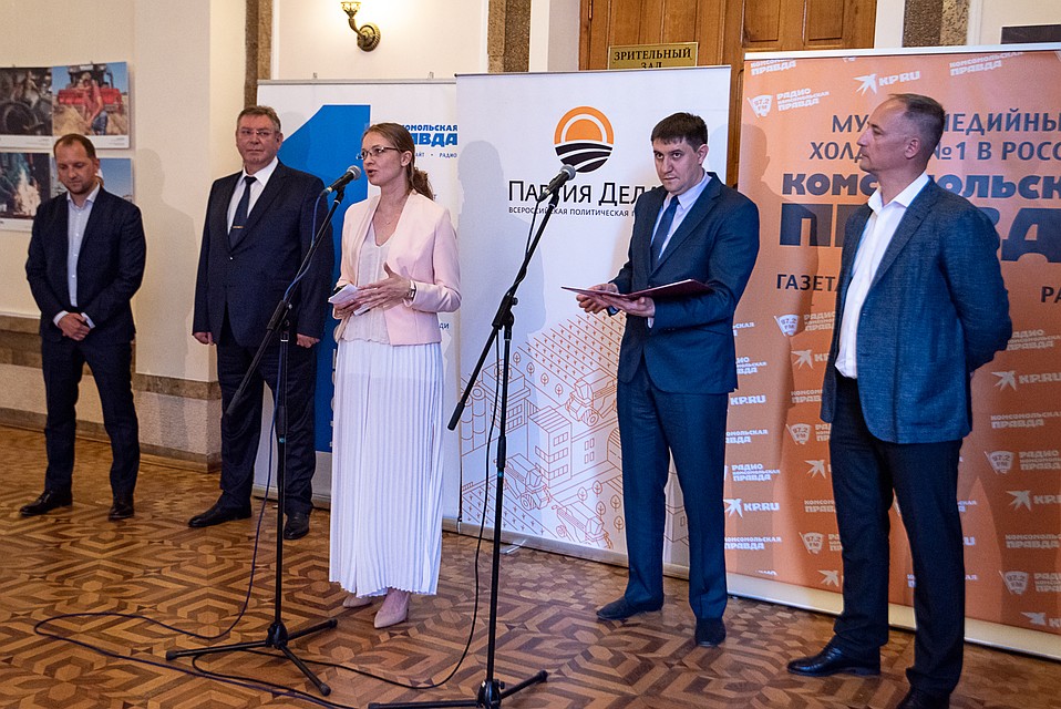 Заместитель руководителя Главного управления культуры города Севастополя Александра Бузанова приветствует конкурсантов и гостей фотовыставки.