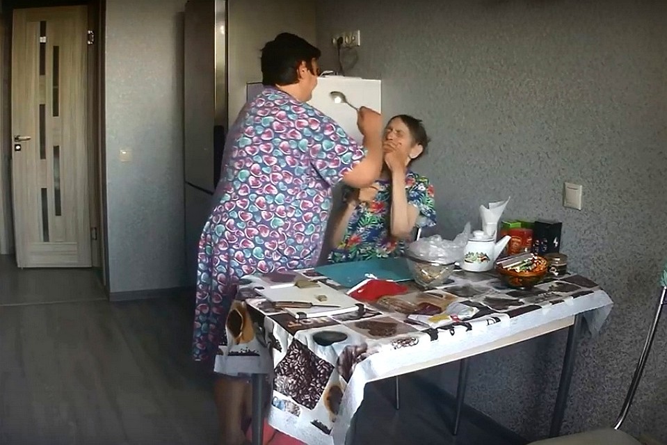 Сиделка била старушку ложкой