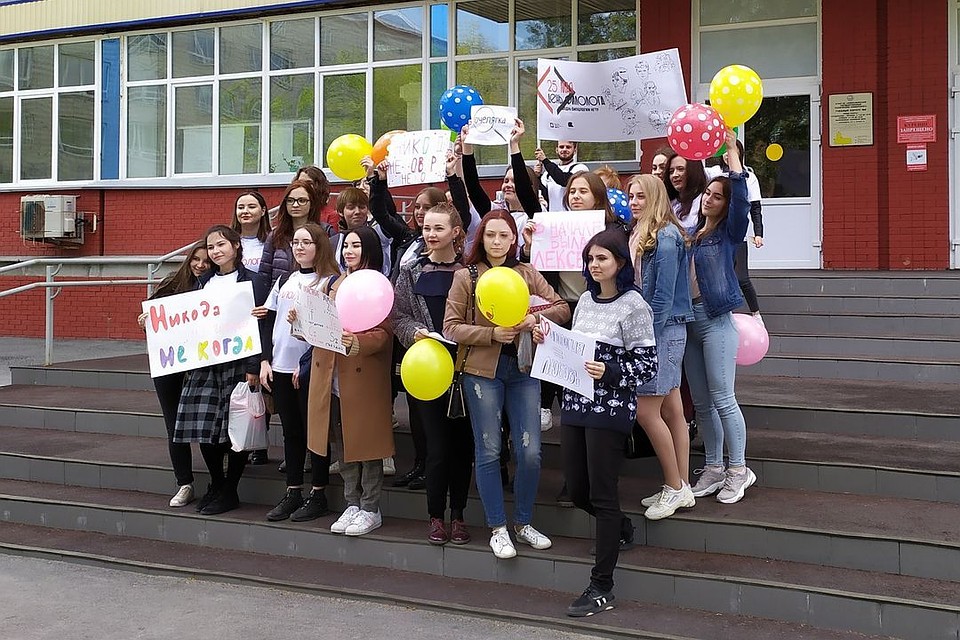 Девушки отмечают День филологии.