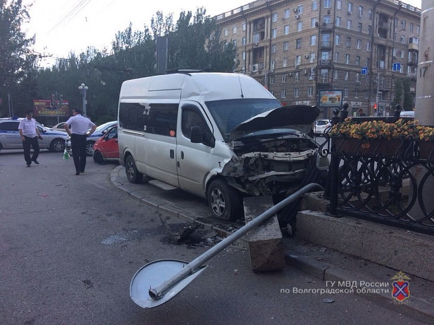 Маршрутка врезалась сначала в иномарку, а потом влетела в забор.