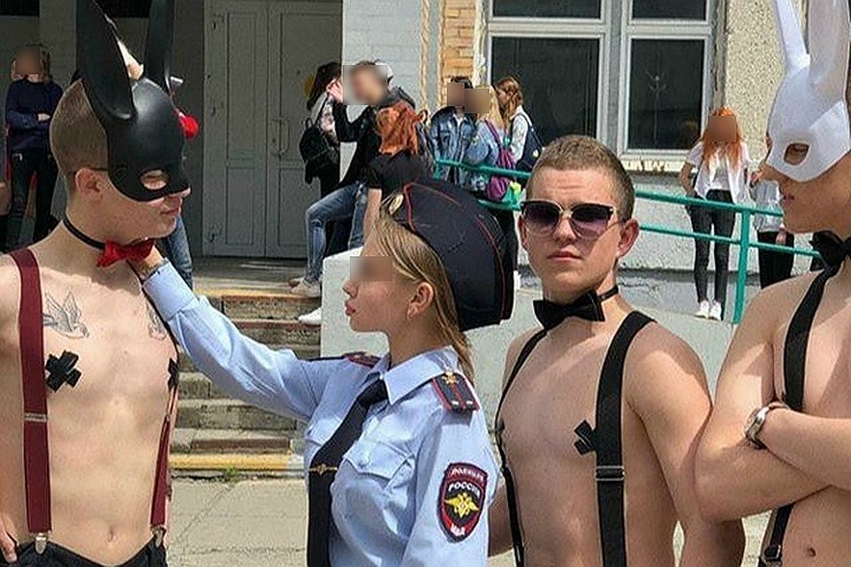 Прощаясь со школой ученики устроили БДСМ-флешмоб