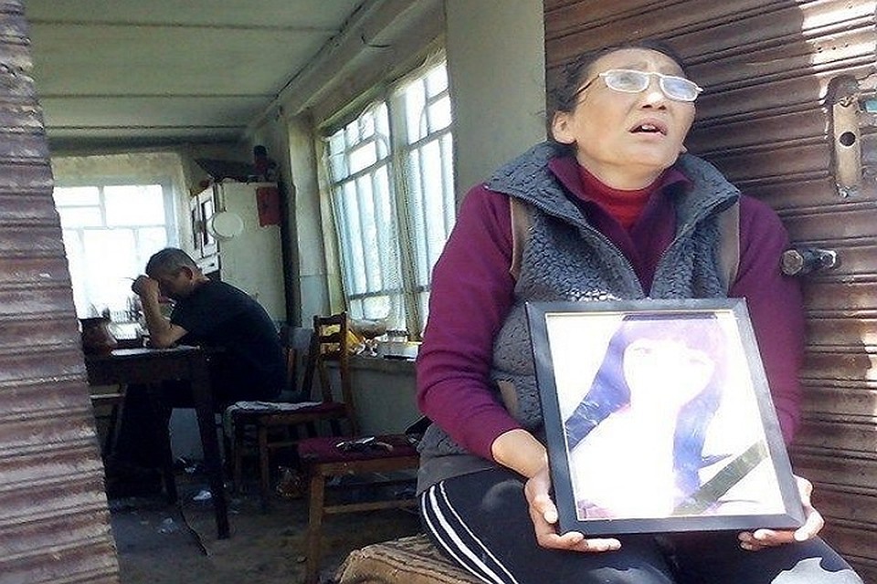 Тетя Зины проживает в старом запущенном жилье в Каларашском районе, пропахшем сыростью и сигаретами