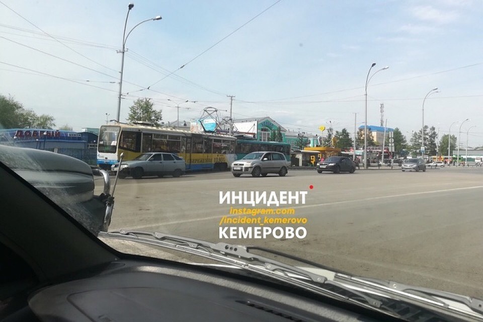 Два трамвая столкнулись в Кемерове. ФОТО: vk.com, "Инцидент Кемерово"