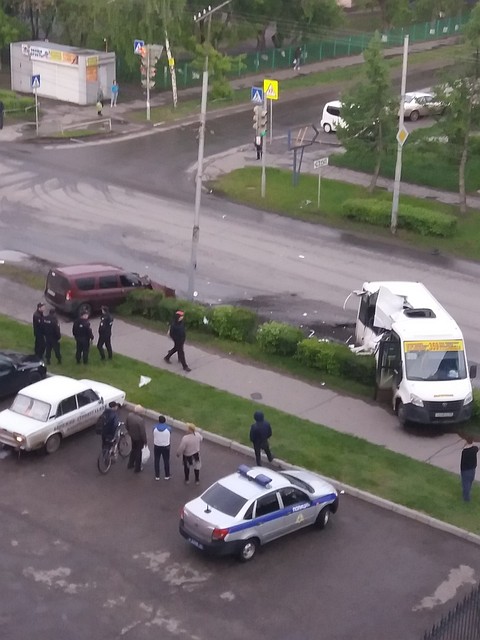 Микроавтобус сильно поврежден.