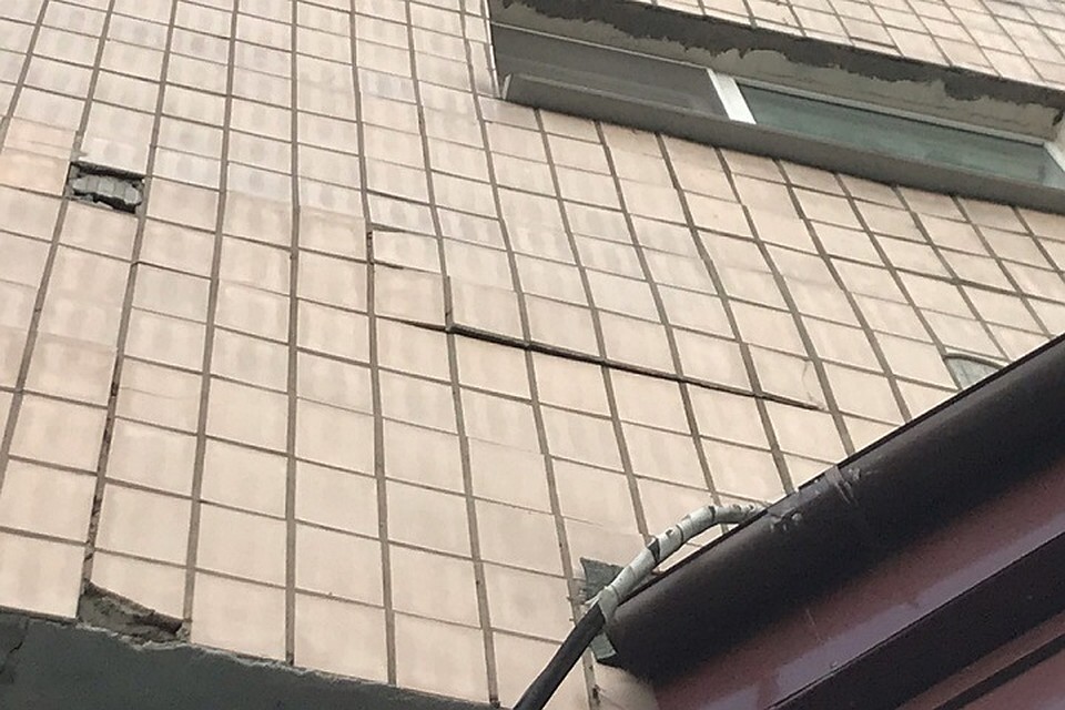 В Калининском районе Петербурга плитка с жилого дома упала на головы прохожих