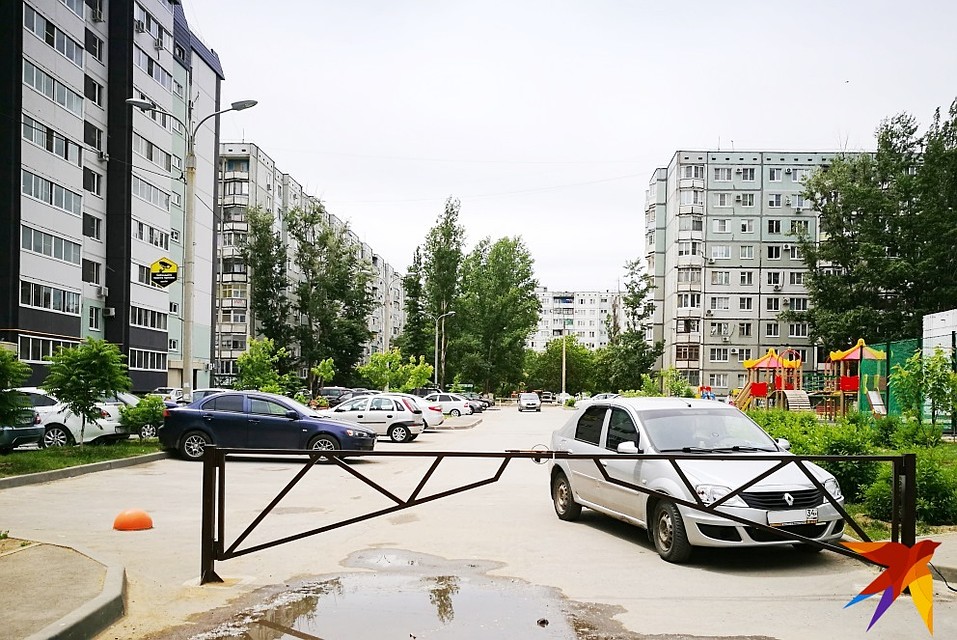 Соседям не нравится то, что жильцы новостройки загородили им дорогу.